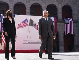 AMLO dice que Kamala bromeó sobre vender avión presidencial a ricos