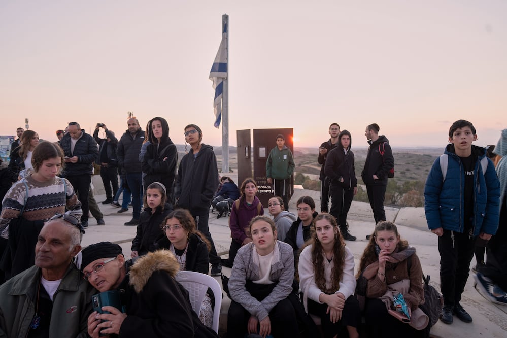 Israelíes ingresan a Gaza pese a prohibición; izan bandera y piden reocupar el territorio palestino. Foto: AP