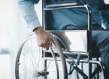 Mujer lleva un cadáver a un banco para intentar retirar un préstamo. VIDEO