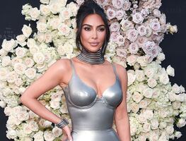 Kim Kardashian impacta con figura casi 'irreal' al usar vestido de látex