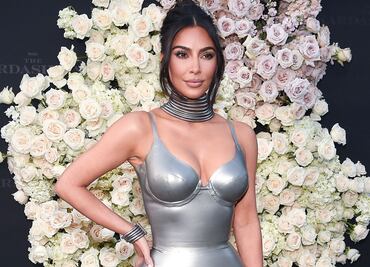 Kim Kardashian impacta con figura casi 'irreal' al usar vestido de látex