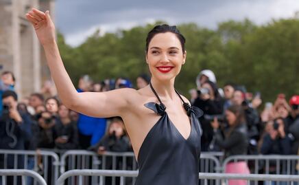 Gal Gadot presume toda su belleza con vestido de cuero backless en París
