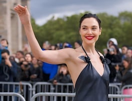 Gal Gadot presume toda su belleza con vestido de cuero backless en París