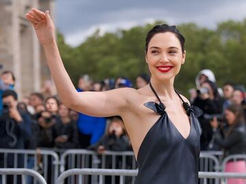Gal Gadot presume toda su belleza con vestido de cuero backless en París