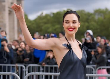 Gal Gadot presume toda su belleza con vestido de cuero backless en París