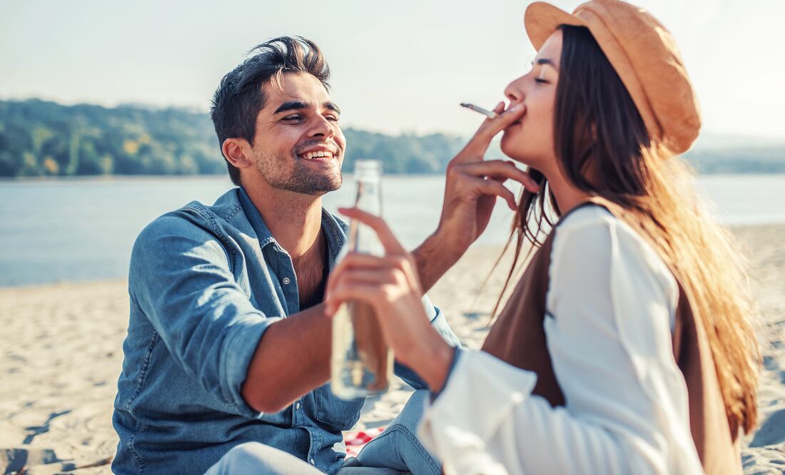 Nueva normativa en Francia: Multas y zonas sin tabaco en playas y escuelas para lograr una 'generación sin tabaco'. Foto iStock / Bobex-73
