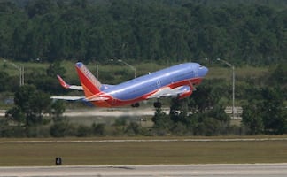 Hospitalizan a azafata tras ser golpeada por pasajera en avión en EU