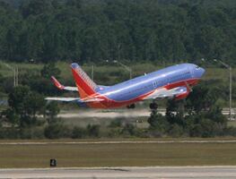 Hospitalizan a azafata tras ser golpeada por pasajera en avión en EU