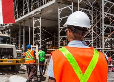 Buscan albañiles mexicanos para trabajar en Canadá, por $32,000