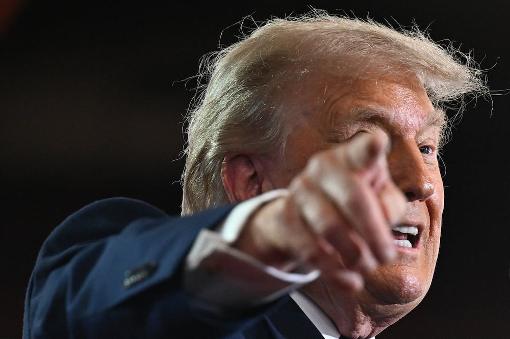 ¿Qué es el tribunal secreto que Trump acaba de reactivar para deportar extranjeros "terroristas"? (Photo by ROBERTO SCHMIDT / GETTY IMAGES NORTH AMERICA / Getty Images via AFP)