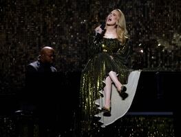 Adele pide que dejen de lanzar objetos en el escenario: "disfruten de la música, se los ruego"