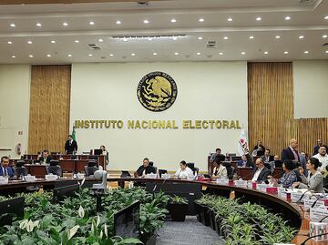 INE canceló casi 40 mil solicitudes de voto en el extranjero. ¿Qué pasó?