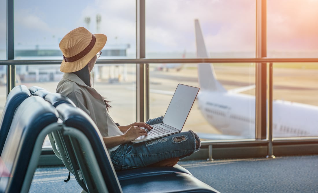 Laptop en el avión/iStock/ Iam Anupong