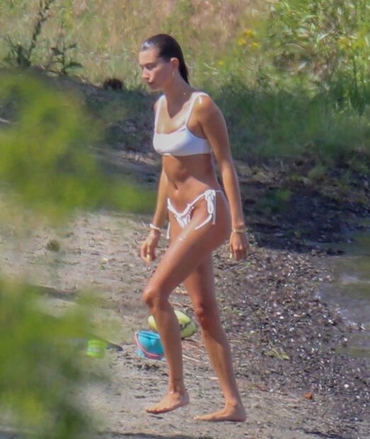 El bikini blanco con el que Hailey Bieber conquistó en lago de Idaho