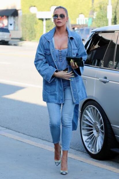 Khloé Kardashian destila glamour con bustier y mezclilla total 
