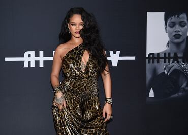 Rihanna recibe el verano con sesión en lencería amarilla