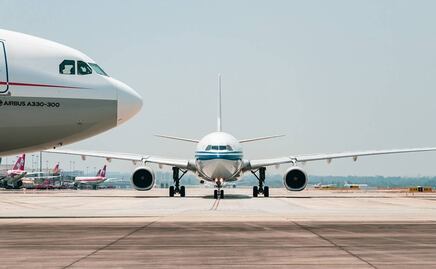 Arrestan a viajero por desplegar tobogán de emergencia de avión en EU