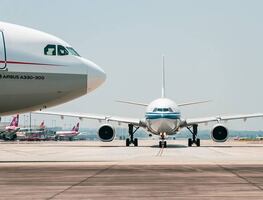 Arrestan a viajero por desplegar tobogán de emergencia de avión en EU