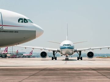 Arrestan a viajero por desplegar tobogán de emergencia de avión en EU