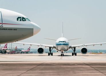 Arrestan a viajero por desplegar tobogán de emergencia de avión en EU