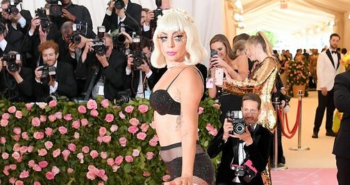 Lady Gaga impacta con tres vestidos y lencería en la MET Gala