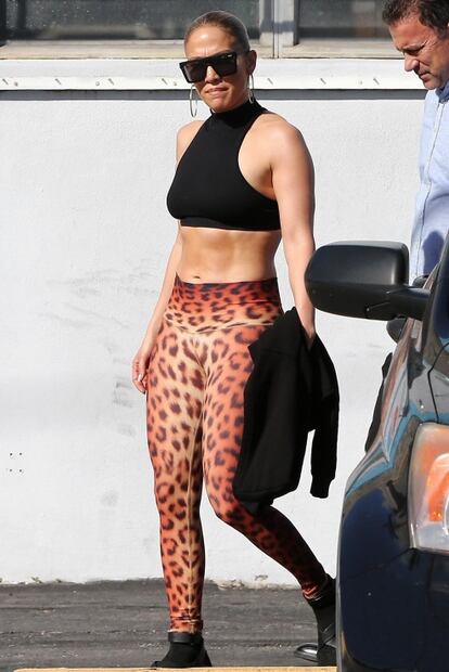 Jennifer Lopez se prepara para el Super Bowl y luce 'abs' de impacto