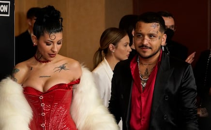 Cazzu arrasa en gala de los Latin Grammy con vestido rojo strapless de 'Jessica Rabbit'