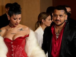 Cazzu arrasa en gala de los Latin Grammy con vestido rojo strapless de 'Jessica Rabbit'