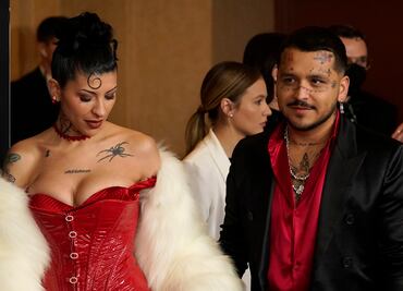 Cazzu arrasa en gala de los Latin Grammy con vestido rojo strapless de 'Jessica Rabbit'