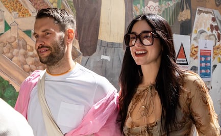 Dua Lipa recorre las calles de París con blusa traslúcida y bralette 