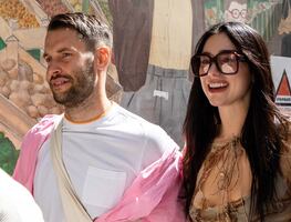 Dua Lipa recorre las calles de París con blusa traslúcida y bralette