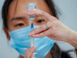 Nueva York amplía elegibilidad de vacuna Covid a mayores de 50 años