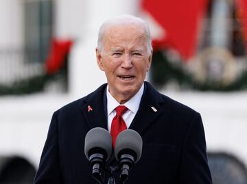 Biden exhibe en la Casa Blanca manto conmemorativo por el Día Mundial de la Lucha contra el Sida