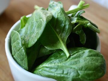 Alertan por brote de E.Coli vinculado a espinacas baby: CDC