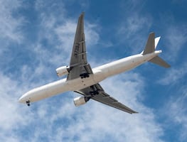 Acusan a mujer que agredió a musulmana en pleno a vuelo a Detroit