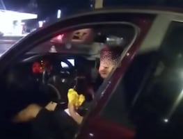 Arrestan a policía por disparar contra joven mientras comía en estacionamiento en Texas