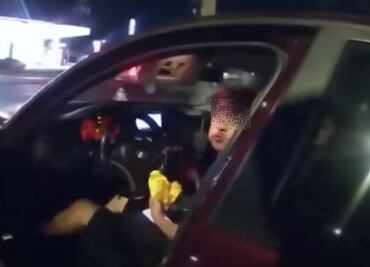 Arrestan a policía por disparar contra joven mientras comía en estacionamiento en Texas