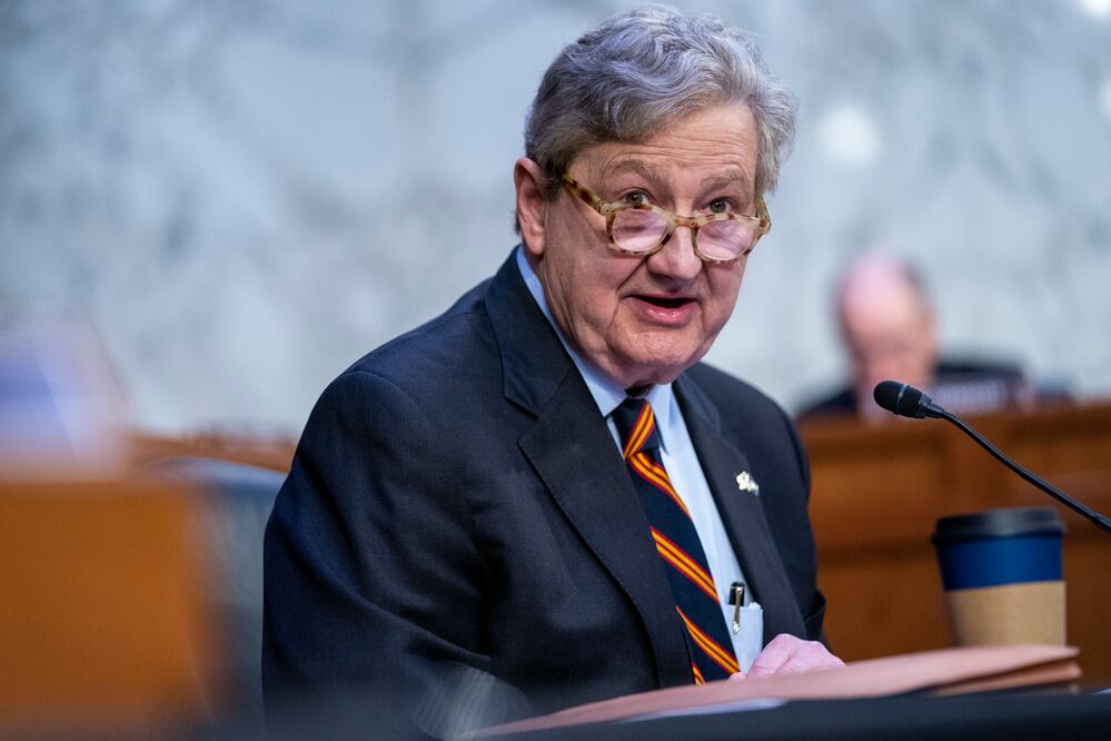 El senador estadounidense John Kennedy afirmó que México “estaría comiendo comida para gatos” sin el apoyo económico de Estados Unidos. Foto EFE
