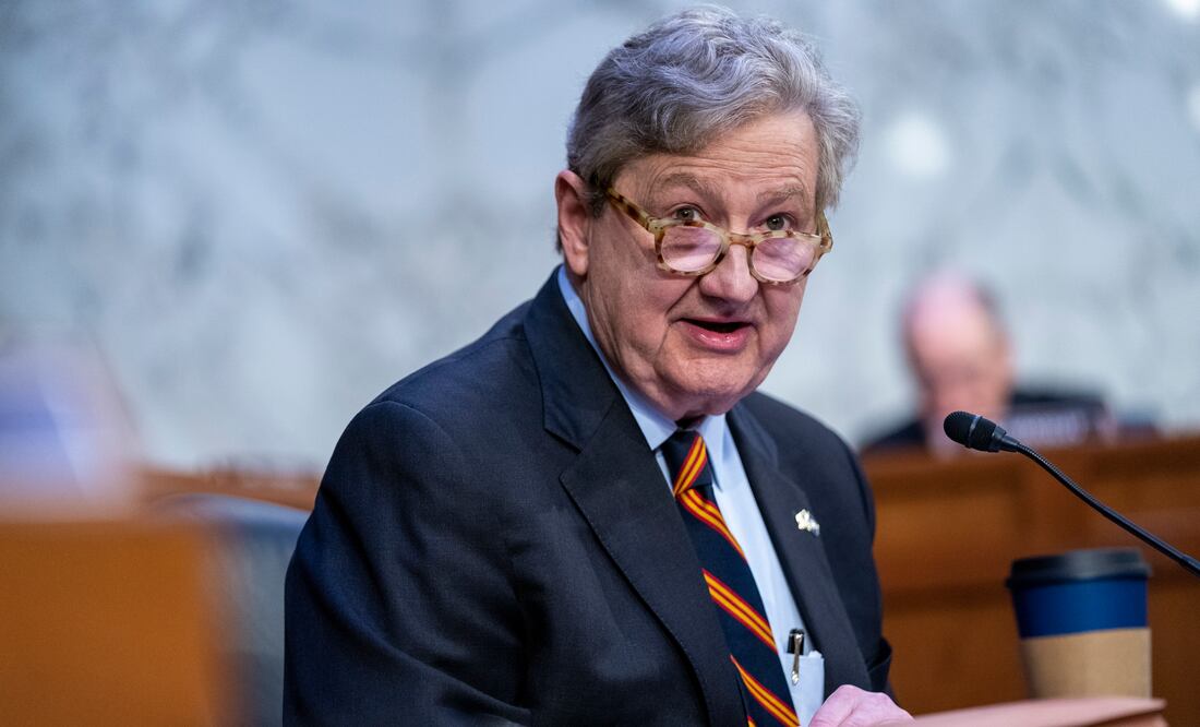 El senador estadounidense John Kennedy afirmó que México “estaría comiendo comida para gatos” sin el apoyo económico de Estados Unidos. Foto EFE
