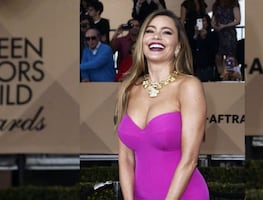 Sofía Vergara enamora con ajustado y escotado atuendo tornasol en su regreso a Colombia