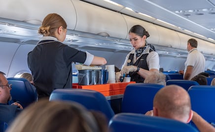 Buscan azafatas para trabajar en esta aerolínea en Estados Unidos: checa los requisitos