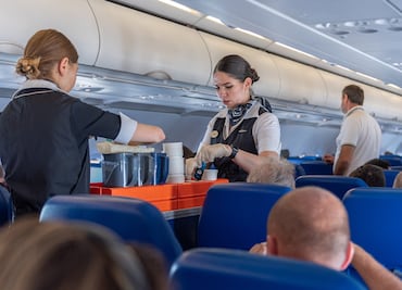 Buscan azafatas para trabajar en esta aerolínea en Estados Unidos: checa los requisitos