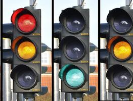 ¿Multas de miles de dólares por pasarse una luz amarilla en USA? No, Donald Trump no firmó esa ley