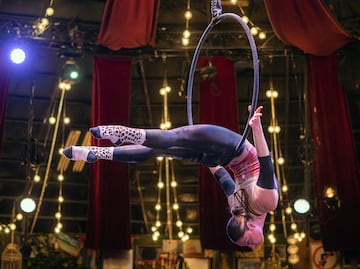 De jugar con fuego en los semáforos a Las Vegas: La increíble historia de la acróbata mexicana Yammel Rodríguez