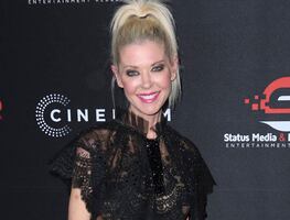 Actriz de ‘American Pie’ se luce con atuendo de encaje a los 46 años