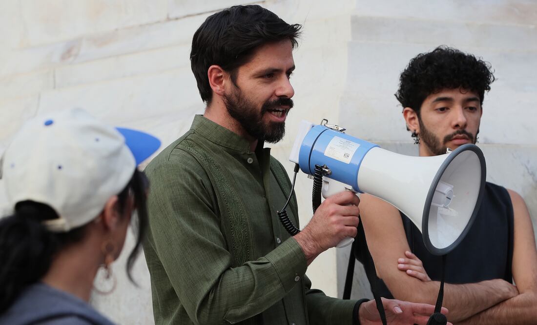 Enrique Guerrero, hermano de Manuel Guerrero, mexicano detenido en Qatar debido a su orientación sexual, habla durante una protesta en CDMX. EFE/Mario Guzmán