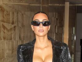 Kim Kardashian arrasa con diminuto top y look estilo' Matrix' en Milán