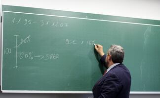 ¿Cuánto gana un maestro en Estados Unidos al año?