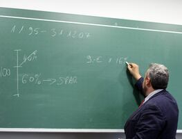 ¿Cuánto gana un maestro en Estados Unidos al año?