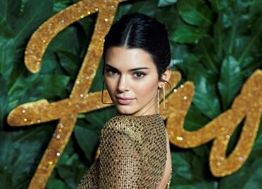 Kendall Jenner presume cintura diminuta con atuendo braless